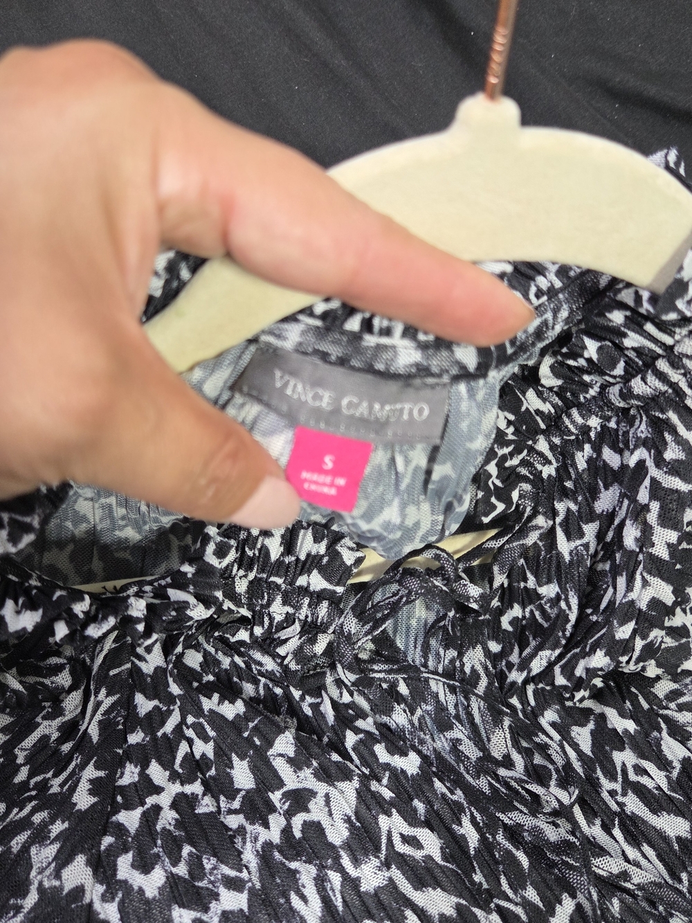 VINCE CAMUTO Black & White Abstract Print Smocked Neck Blouse Size S - Picture 3 of 7